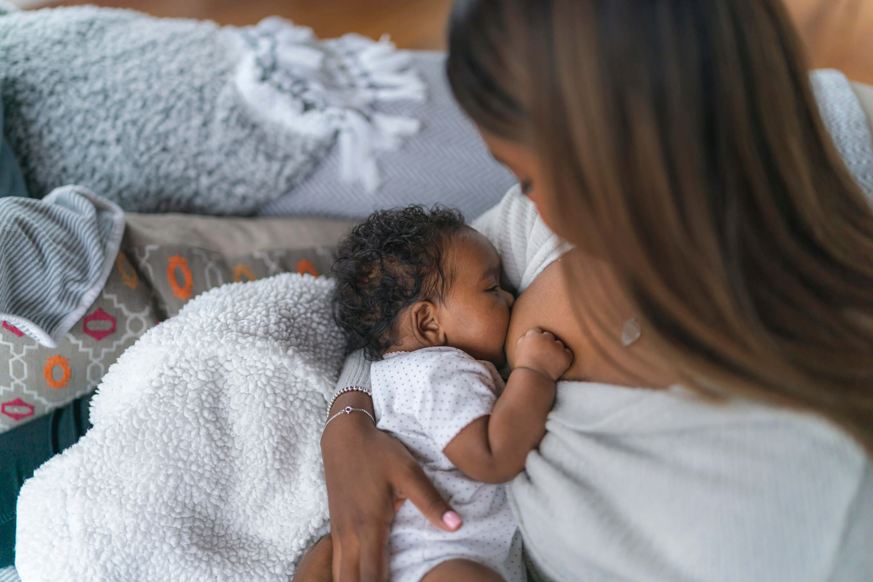 Una mujer amamantando a su hijo.